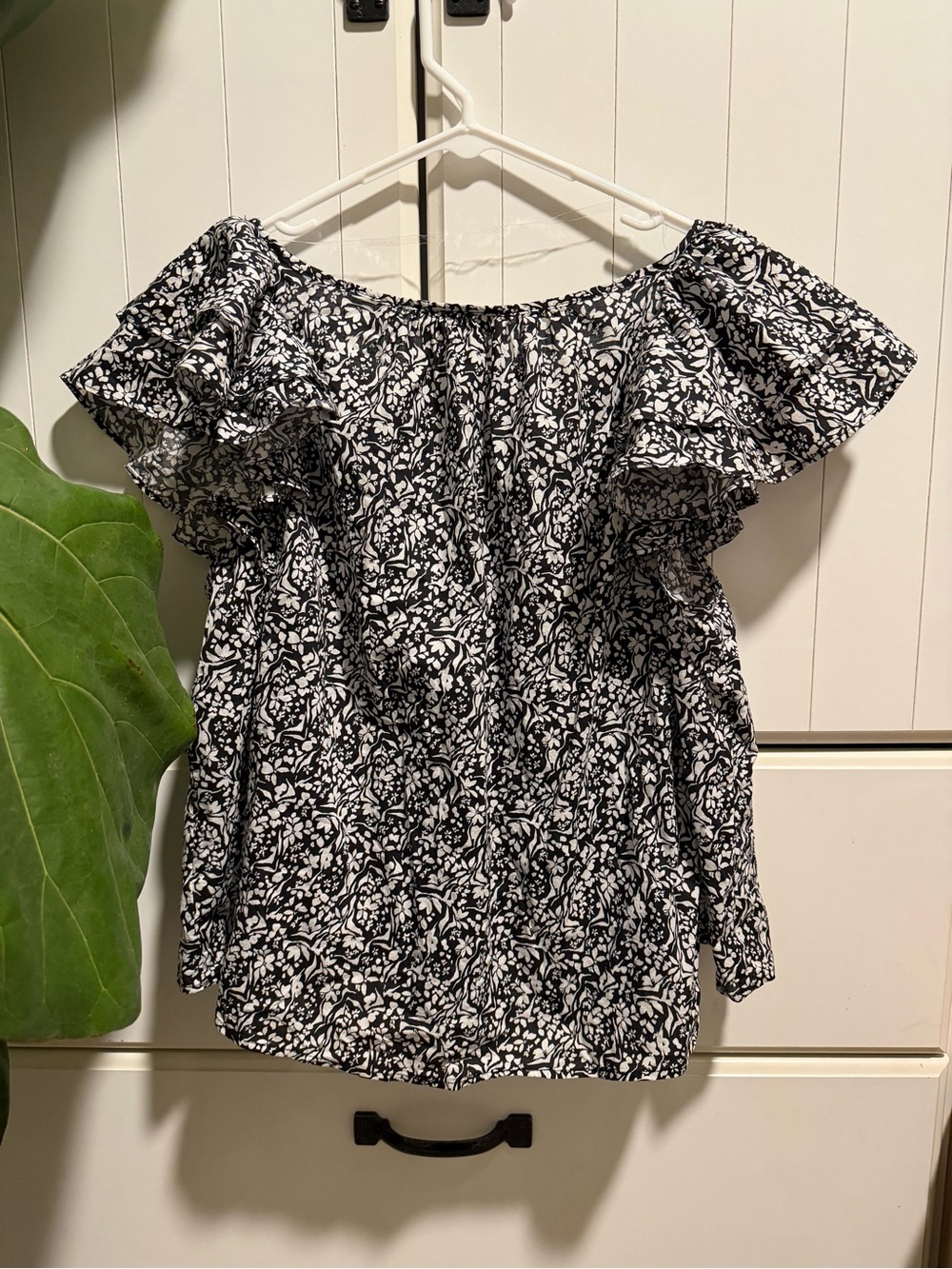 178 - NWOT Universal Thread Black and White Floral Ruffle Sleeve Blouse - Picture 2 of 3